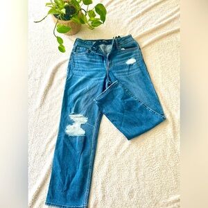 NWT Hollister: Ultra High-Rise Vintage Straight   

Width- 28
Length-27